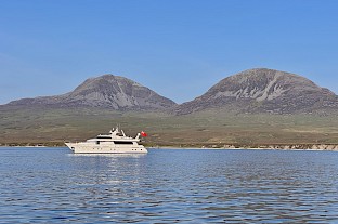 lucy_mary_paps_jura_at_anchor.jpg