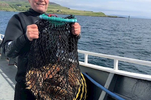 hebrides_cruises_skipper_rob_barlow_with_hand-dived_scallops_900.jpg