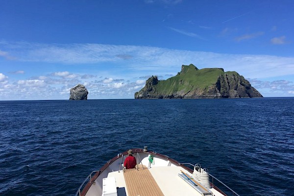 hebrides_cruises_emma_jane_approaches_st_kilda_950.jpg